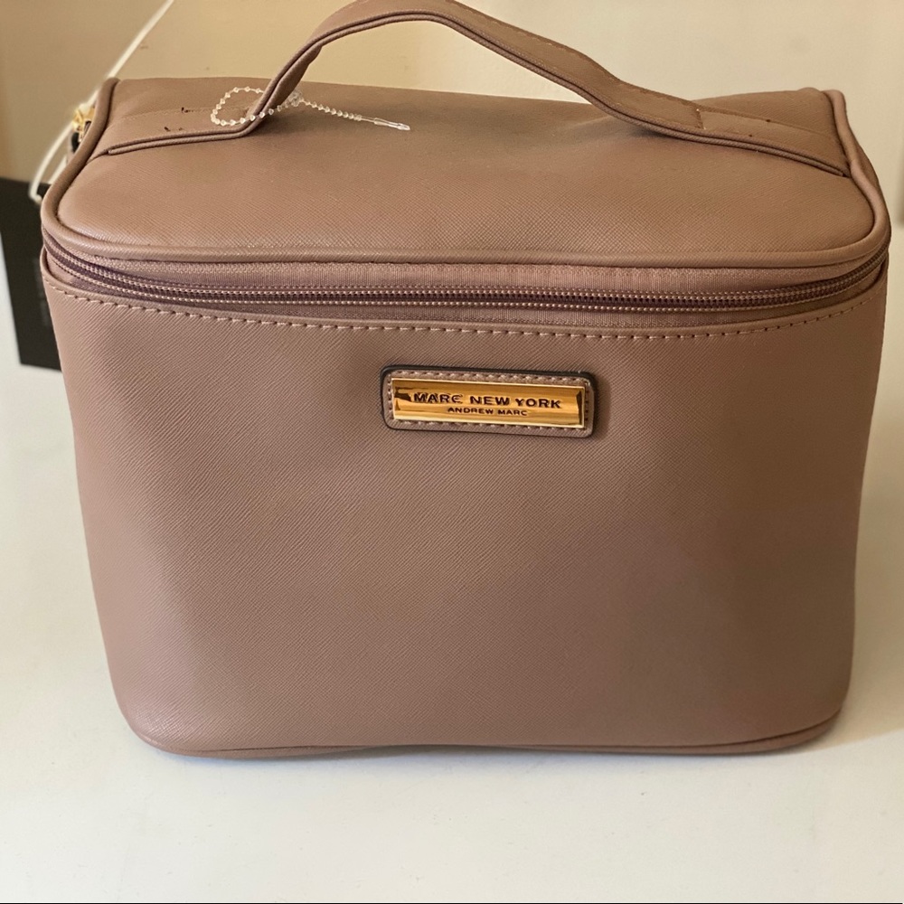 Travel cosmetic bag